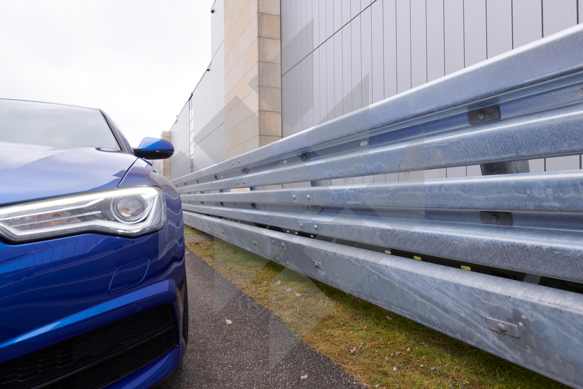 Une voiture bleue à côté du nouveau système de terminaux Ottavia P4 de Meiser Strassenausstattung.